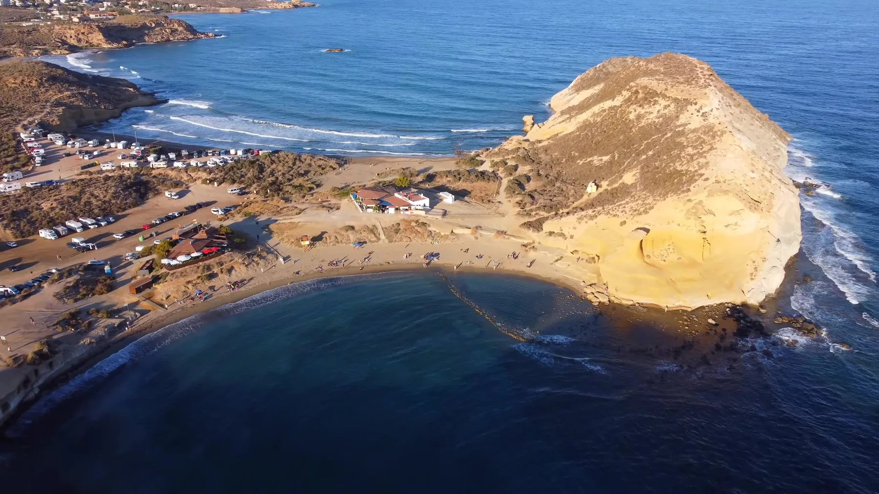 Cala de aguas turquesas en la costa de San Juan de los Terreros, vista desde el aire