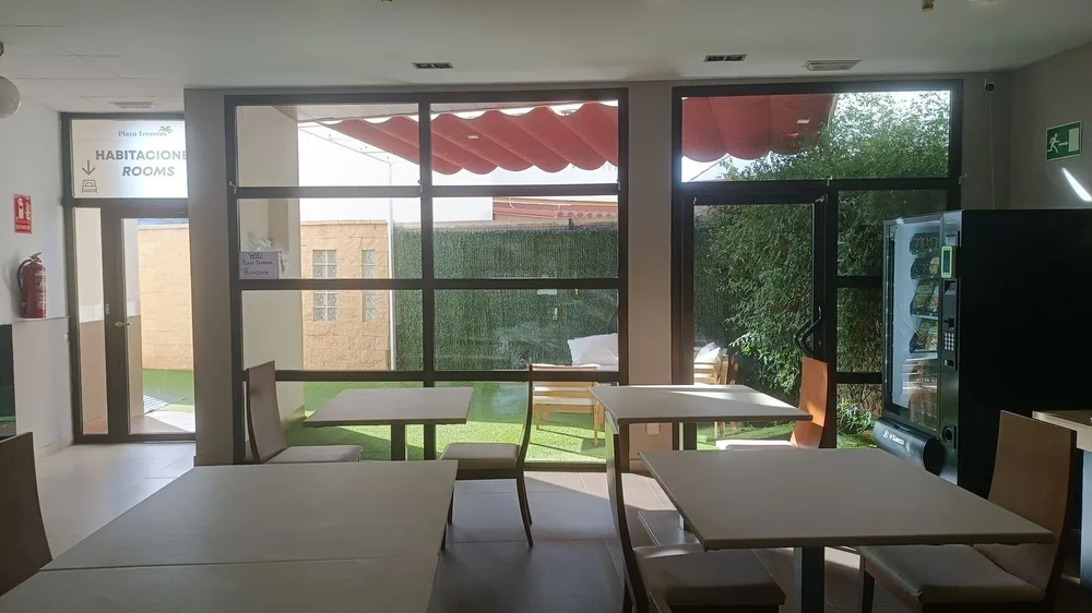 Desayuno buffet en el comedor del hotel