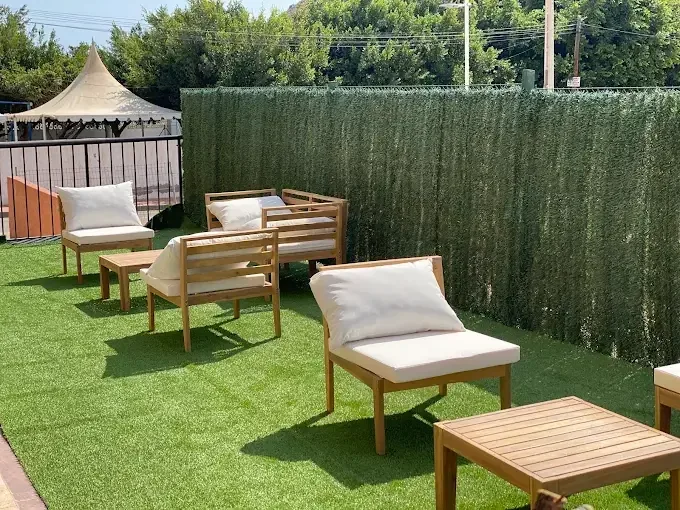 Zona de descanso exterior con sillones y sombra