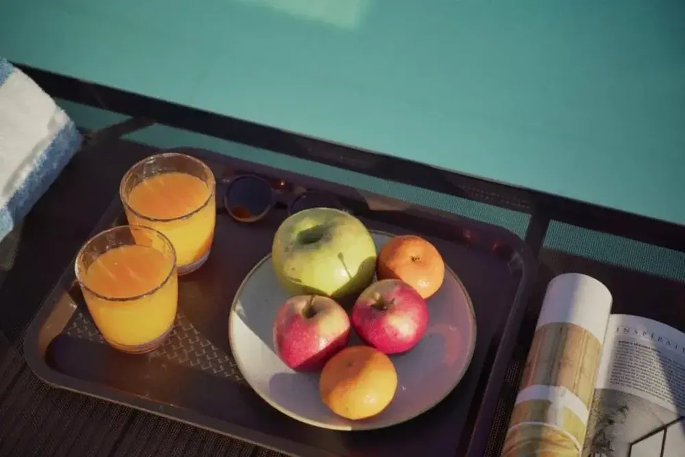 Bandeja de desayuno con zumo y fruta
