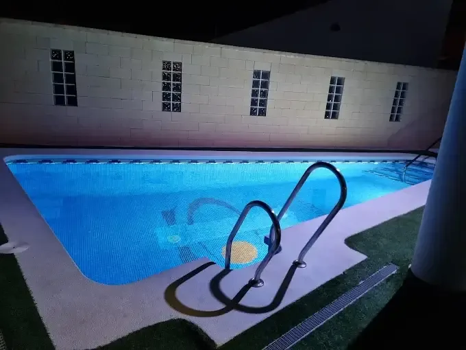 Piscina exterior del hotel iluminada